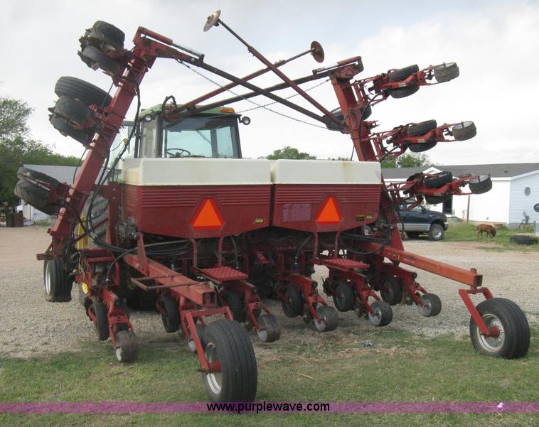 image for item H5476 Case IH 900 Cyclo Air 12 row planter