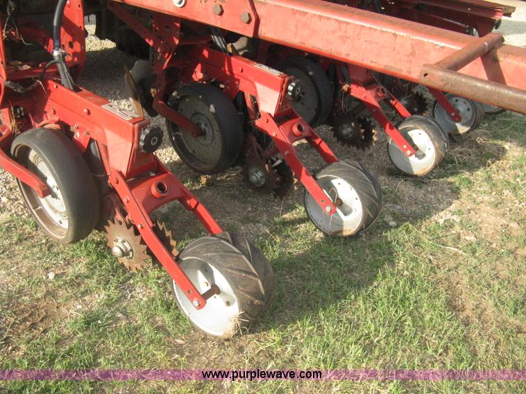 image for item H5476 Case IH 900 Cyclo Air 12 row planter