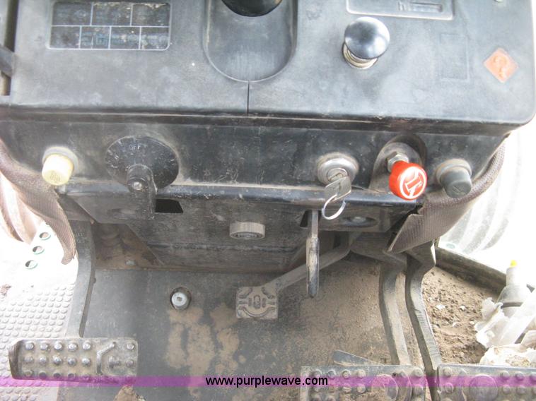 image for item H5479 1985 John Deere 4850 tractor