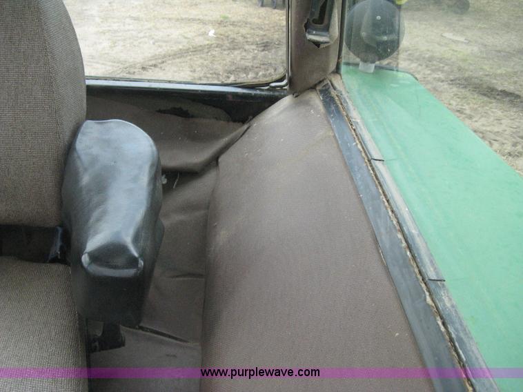 image for item H5479 1985 John Deere 4850 tractor