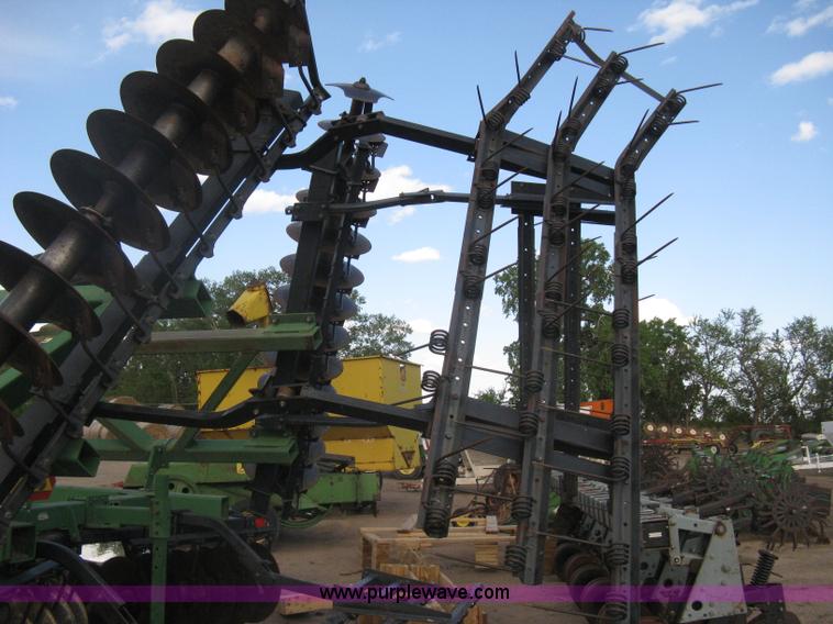 image for item H5492 John Deere 630 disk harrow