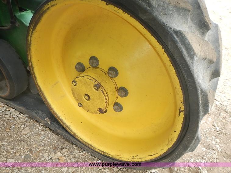 image for item I3664 1997 John Deere 8200T tractor