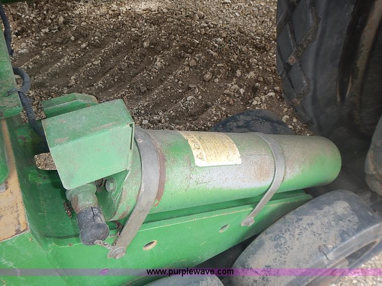 image for item I3664 1997 John Deere 8200T tractor