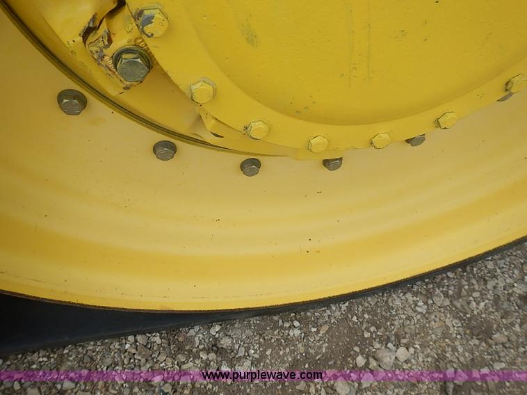 image for item I3664 1997 John Deere 8200T tractor