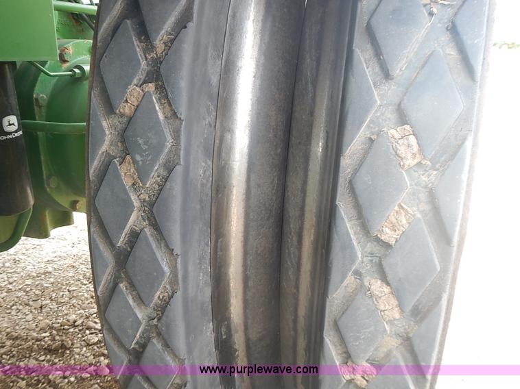 image for item I3664 1997 John Deere 8200T tractor