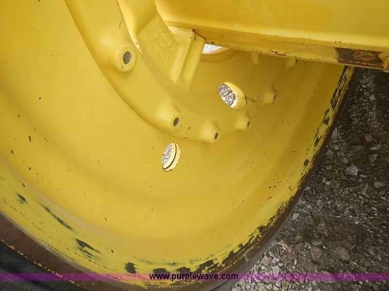 image for item I3664 1997 John Deere 8200T tractor