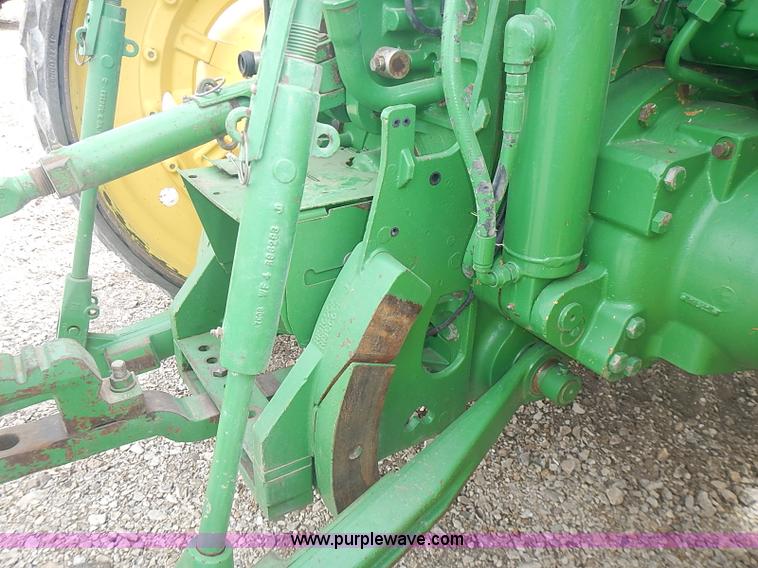 image for item I3664 1997 John Deere 8200T tractor