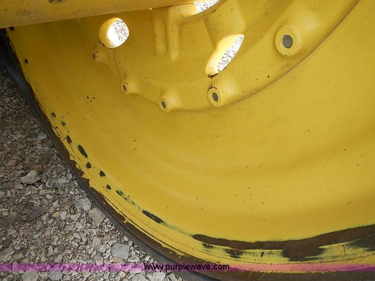 image for item I3664 1997 John Deere 8200T tractor