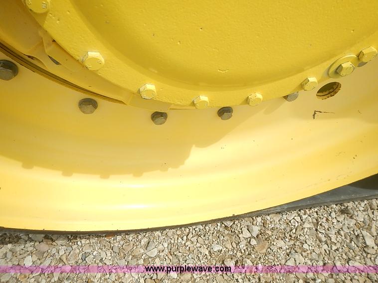 image for item I3664 1997 John Deere 8200T tractor