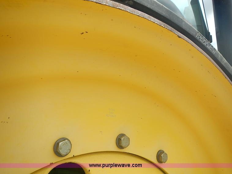 image for item I3664 1997 John Deere 8200T tractor