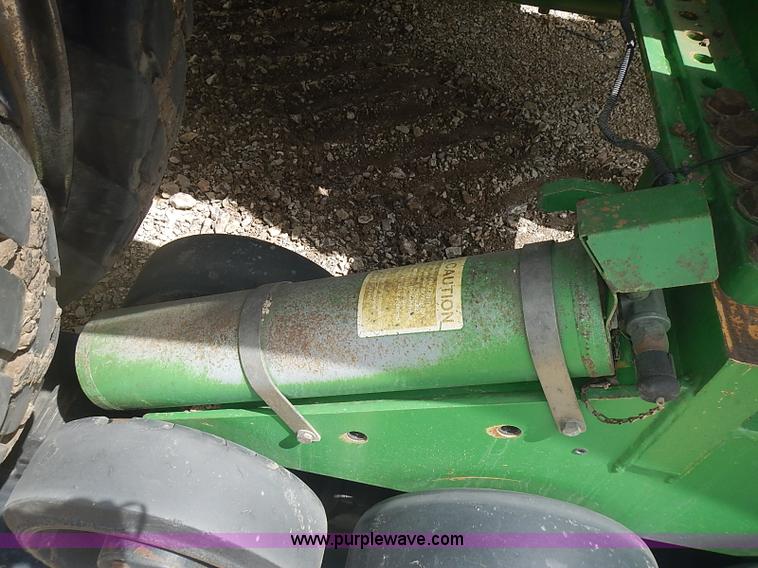 image for item I3664 1997 John Deere 8200T tractor