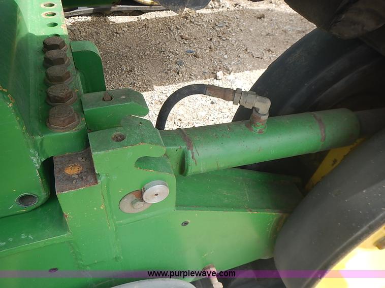 image for item I3664 1997 John Deere 8200T tractor