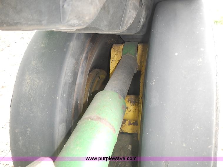 image for item I3664 1997 John Deere 8200T tractor