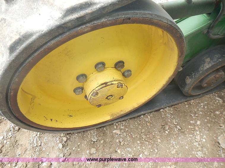 image for item I3664 1997 John Deere 8200T tractor