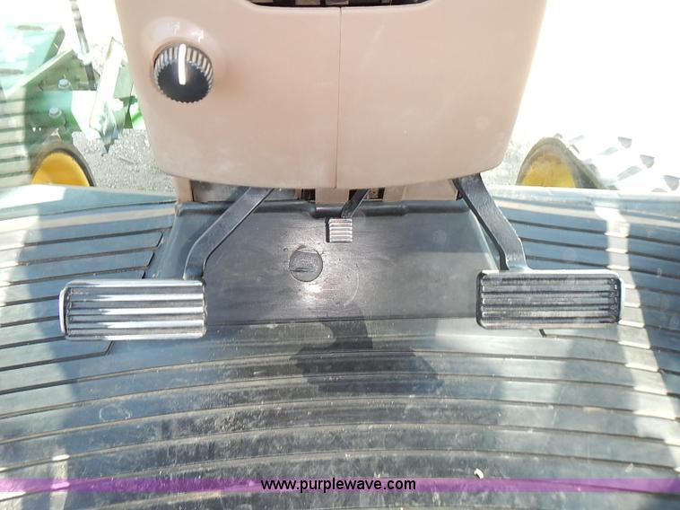 image for item I3664 1997 John Deere 8200T tractor