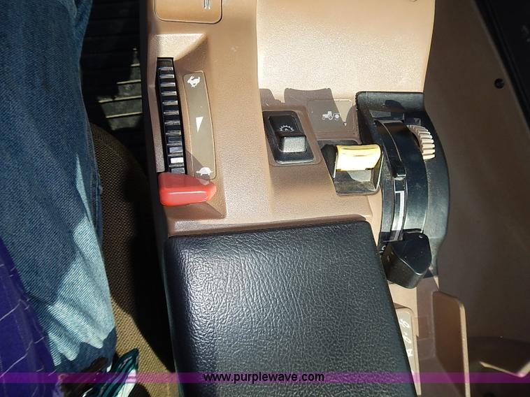 image for item I3664 1997 John Deere 8200T tractor