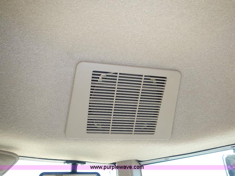 image for item I3664 1997 John Deere 8200T tractor