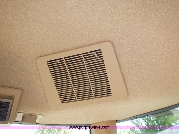 image for item I3664 1997 John Deere 8200T tractor