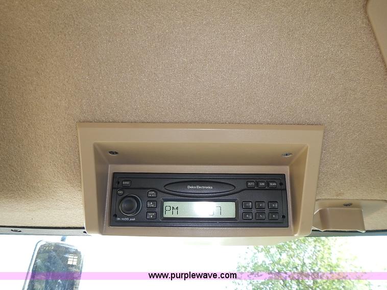 image for item I3664 1997 John Deere 8200T tractor