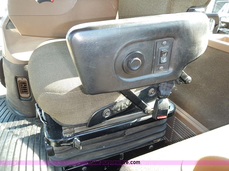 image for item I3664 1997 John Deere 8200T tractor