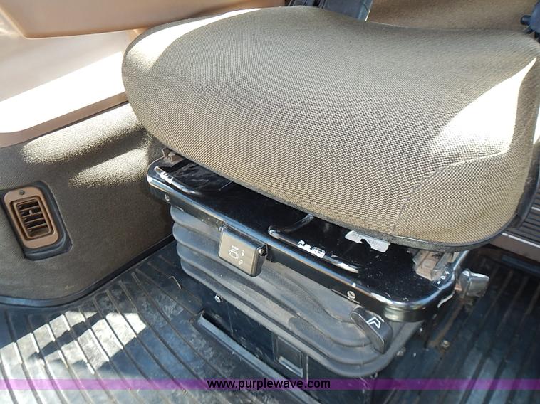 image for item I3664 1997 John Deere 8200T tractor