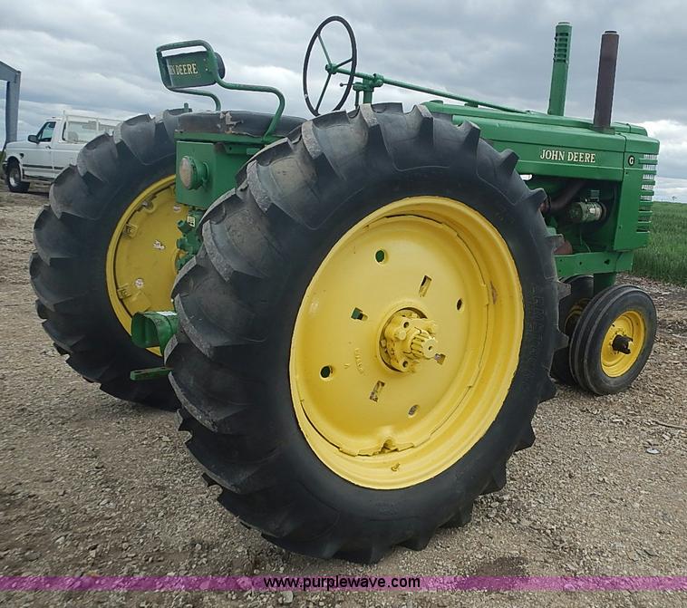 image for item I3665 1947 John Deere G tractor