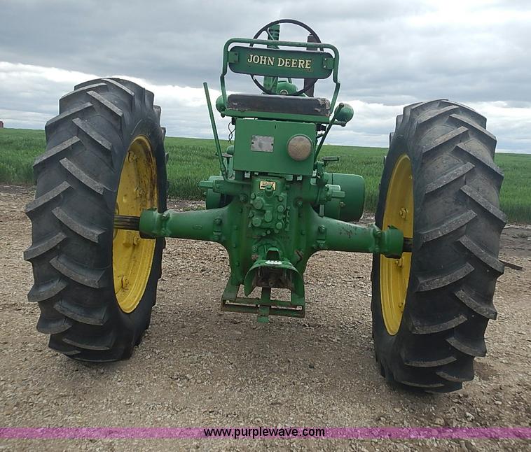 image for item I3665 1947 John Deere G tractor