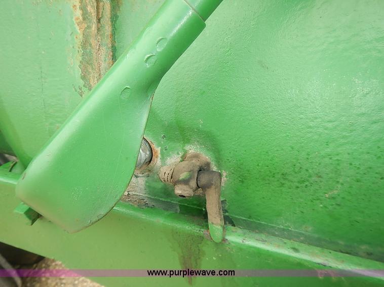 image for item I3665 1947 John Deere G tractor