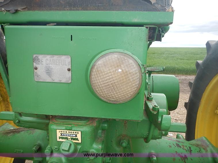 image for item I3665 1947 John Deere G tractor