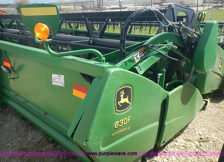 image for item I3671 2004 John Deere 630F Hydraflex platform head