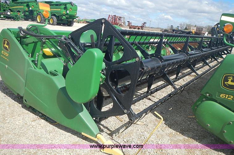 image for item I3679 2006 John Deere 635F Hydraflex platform head