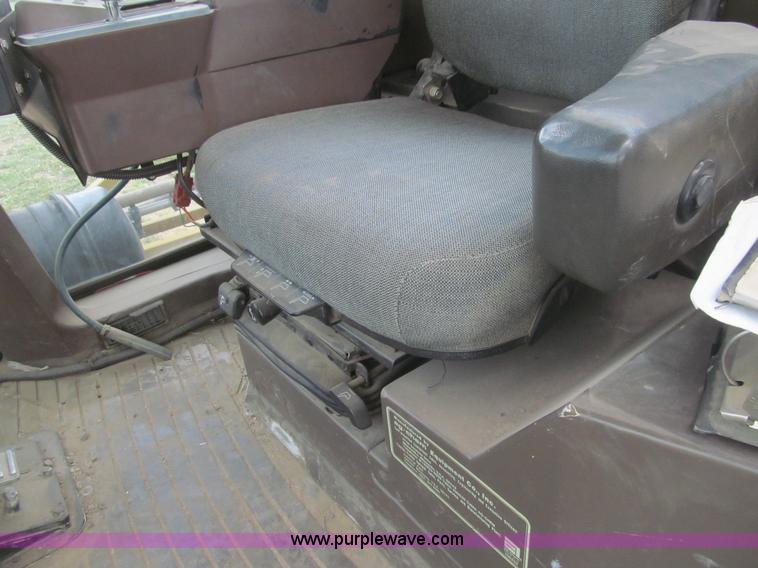 image for item I7038 1995 Ag-Chem RoGator 854 self-propelled sprayer