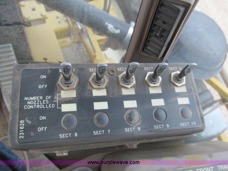 image for item I7038 1995 Ag-Chem RoGator 854 self-propelled sprayer