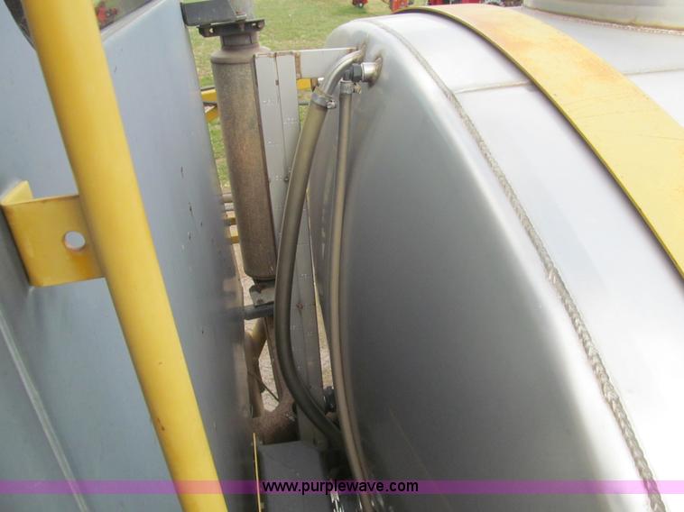 image for item I7038 1995 Ag-Chem RoGator 854 self-propelled sprayer