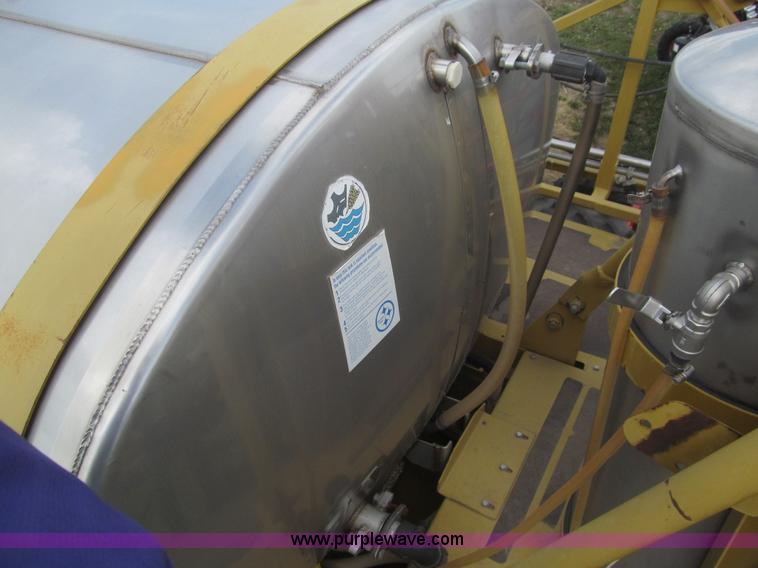 image for item I7038 1995 Ag-Chem RoGator 854 self-propelled sprayer