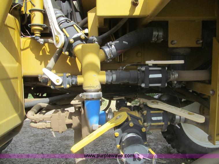 image for item I7038 1995 Ag-Chem RoGator 854 self-propelled sprayer