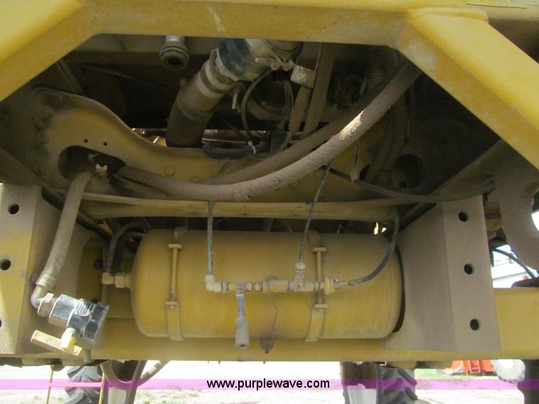 image for item I7038 1995 Ag-Chem RoGator 854 self-propelled sprayer