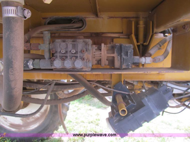 image for item I7038 1995 Ag-Chem RoGator 854 self-propelled sprayer