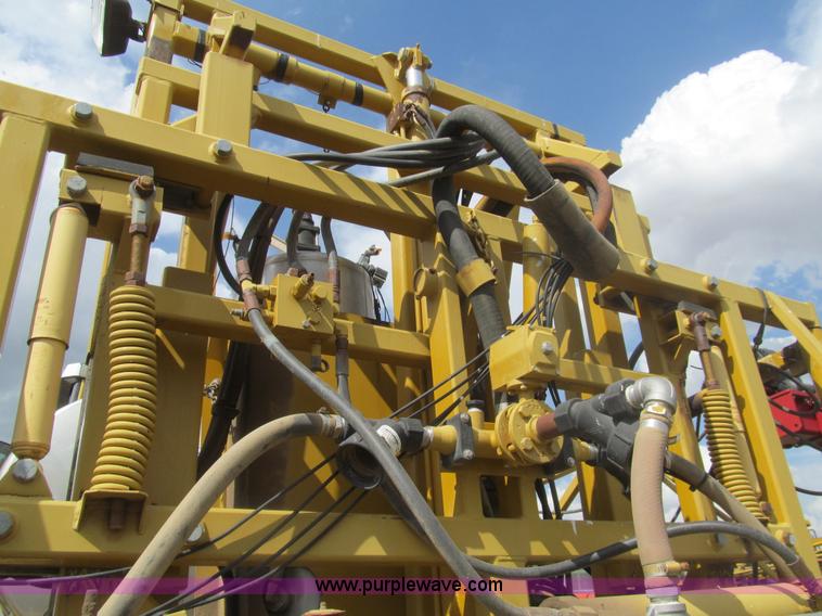 image for item I7038 1995 Ag-Chem RoGator 854 self-propelled sprayer