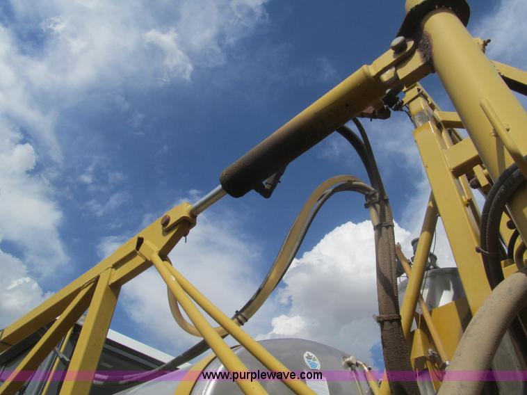 image for item I7038 1995 Ag-Chem RoGator 854 self-propelled sprayer