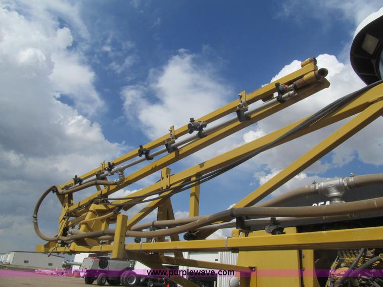 image for item I7038 1995 Ag-Chem RoGator 854 self-propelled sprayer