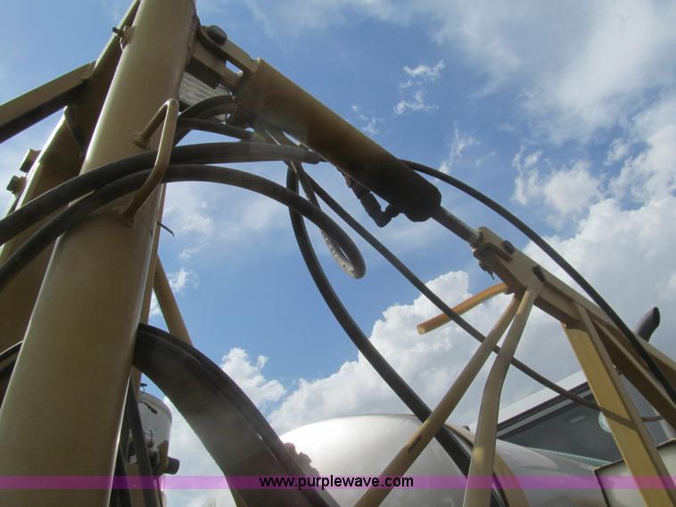 image for item I7038 1995 Ag-Chem RoGator 854 self-propelled sprayer