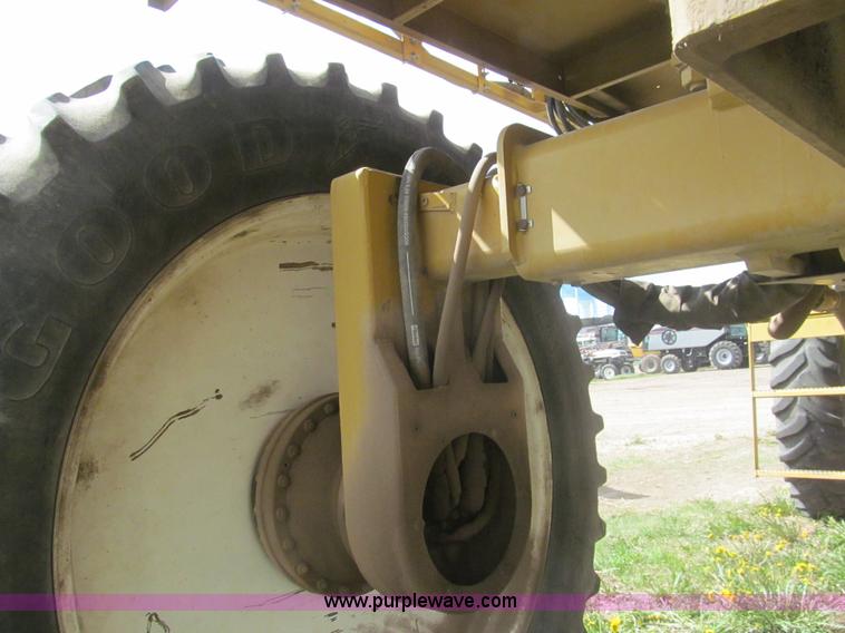 image for item I7038 1995 Ag-Chem RoGator 854 self-propelled sprayer