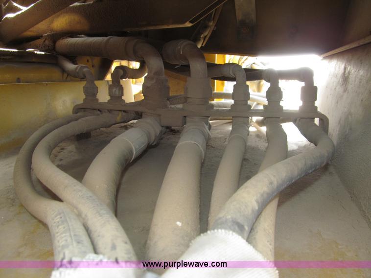 image for item I7038 1995 Ag-Chem RoGator 854 self-propelled sprayer