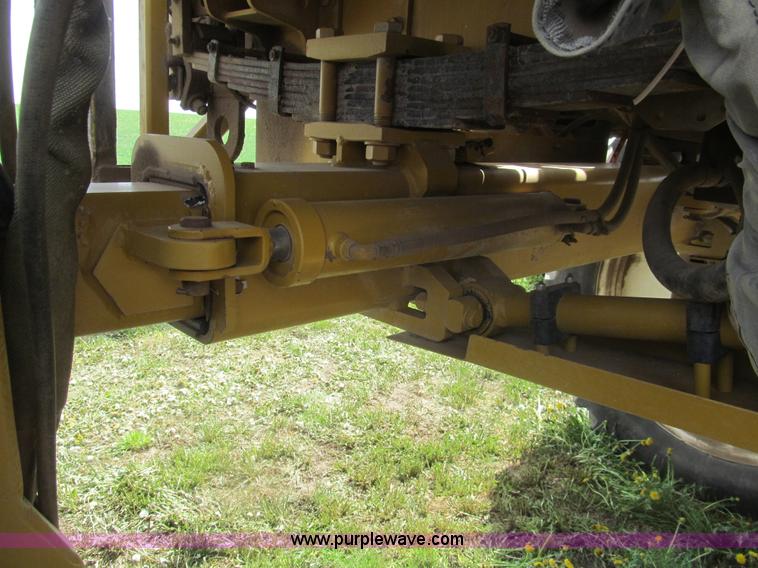 image for item I7038 1995 Ag-Chem RoGator 854 self-propelled sprayer