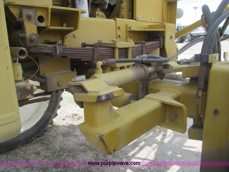 image for item I7038 1995 Ag-Chem RoGator 854 self-propelled sprayer