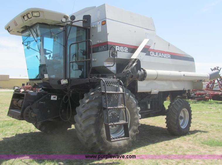 image for item I7040 1999 Gleaner R62 combine