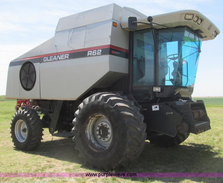 image for item I7040 1999 Gleaner R62 combine