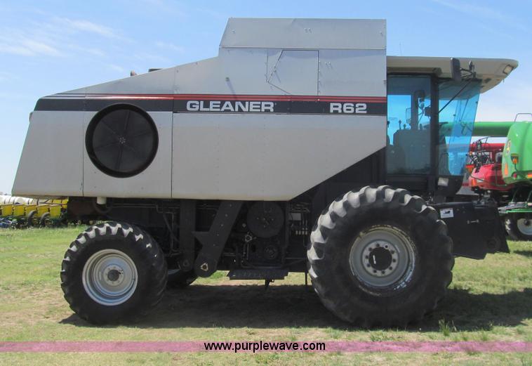 image for item I7040 1999 Gleaner R62 combine