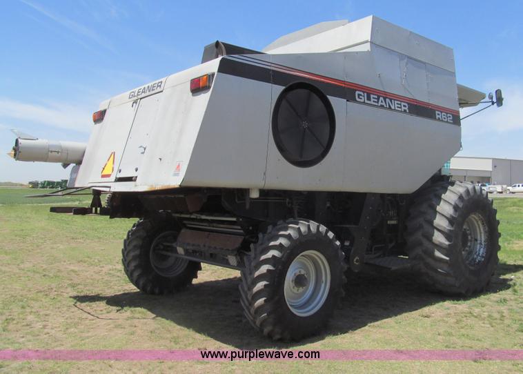 image for item I7040 1999 Gleaner R62 combine